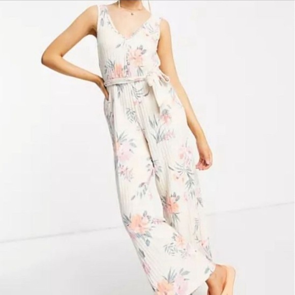 - NWT Gilly Hicks Wide Leg Floral Romper - Picture 1 of 8